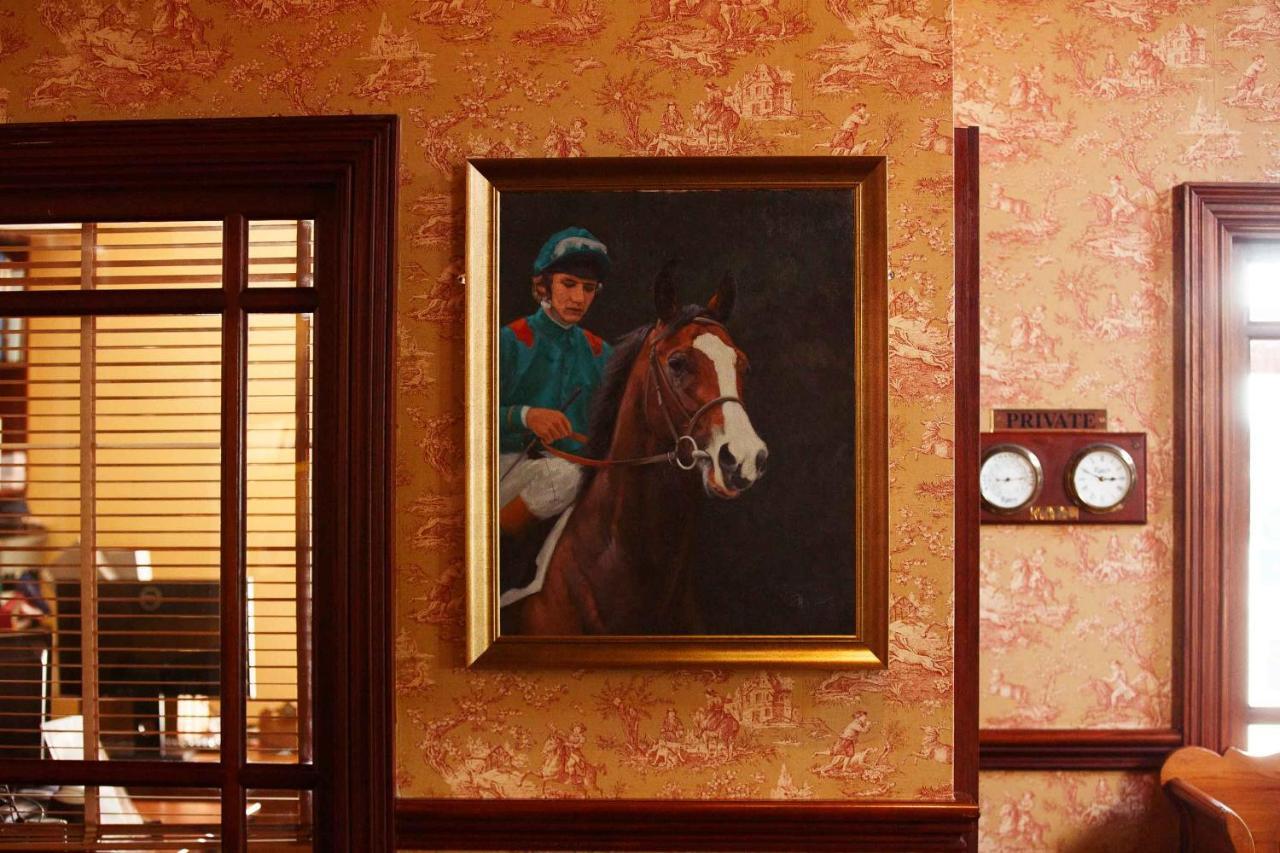 Horse & Jockey Hotel Хорс енд Джоки Екстериор снимка